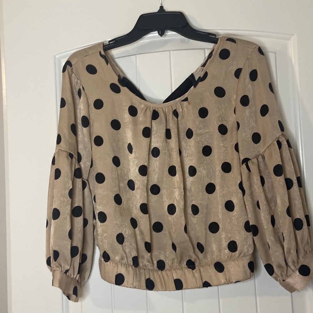 Blouse with tie in back